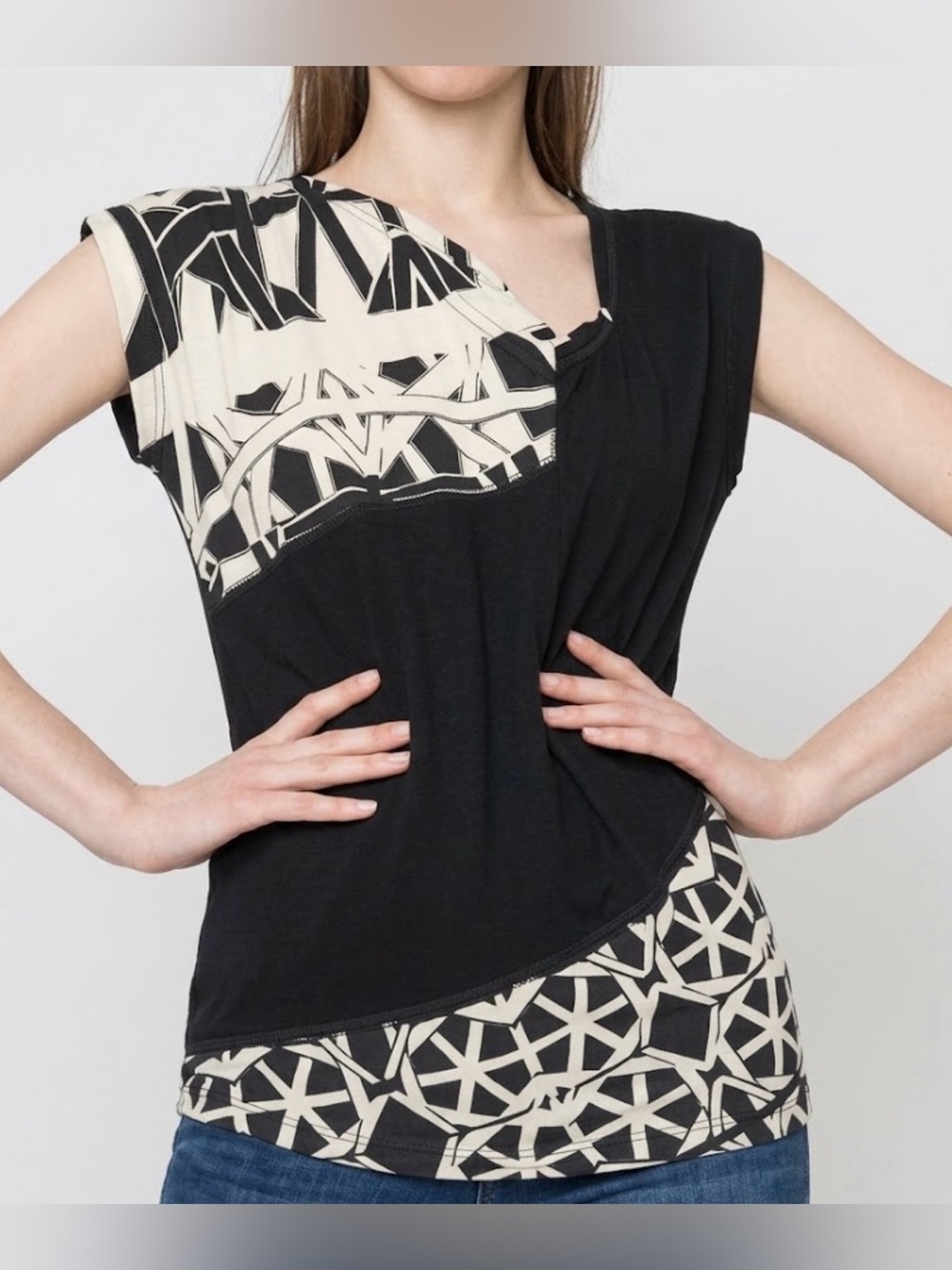 Desigual Lacroix Black White Geometric Asymmetric
Statement Top M Y2K